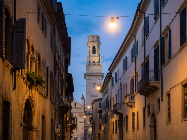 O campanário branco da Catedral de Verona na Itália ao pôr-do-sol . — Fotografia de Stock