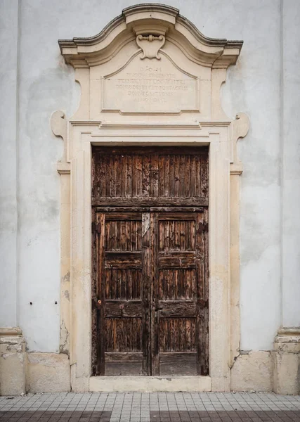 Drewniane drzwi starożytnej świątyni włoski. — Zdjęcie stockowe