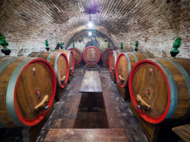 Eski bir yeraltı şarap mahzeninde meşe varil.