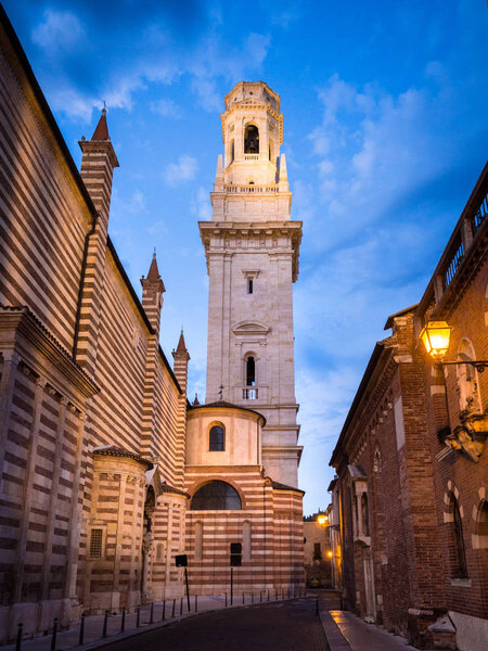 Белая колокольня Веронского собора в Италии на закате
.