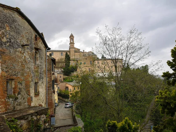 Montalcino är en gammal stad i de toskanska kullarna som är känd för sin — Stockfoto