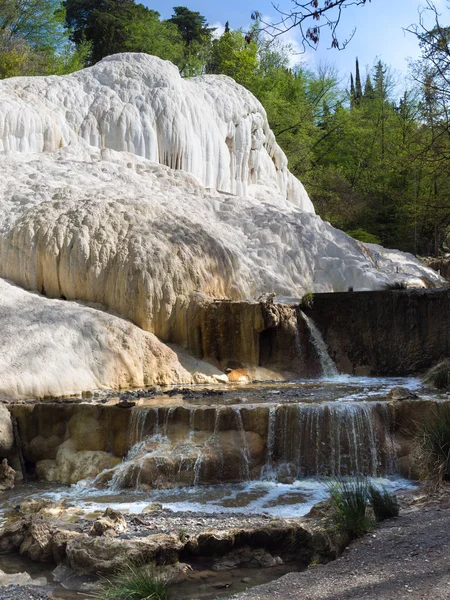 Źródło wody termalnej Bagni San Filippo w dolinie Val d'Orcia, TuS — Zdjęcie stockowe