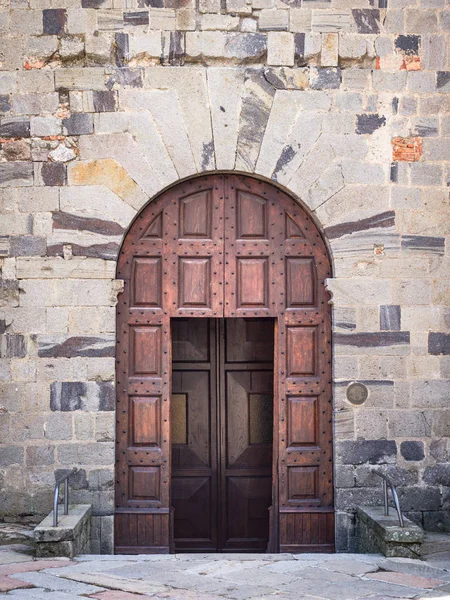 Ancien portail en bois avec arche en pierre d'un médiéval italien pour — Photo