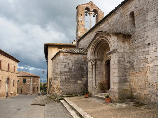Ancient stone church in San Quirico D'Orcia, old medieval villag — Stock Photo, Image