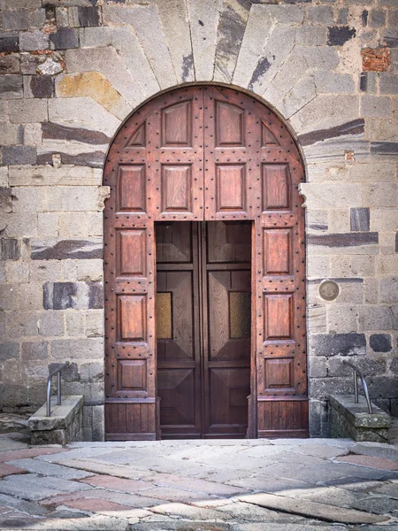 Ancien portail en bois avec arche en pierre d'un médiéval italien pour — Photo