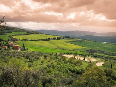 Gün batımında dağlık manzara.
