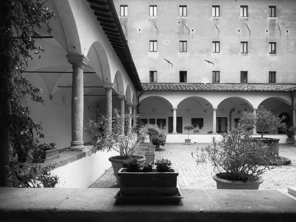 Claustro rectangular con arcos y columnas góticas . — Foto de Stock