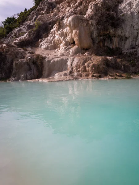 Naturalny basen z wodą termalną. — Zdjęcie stockowe