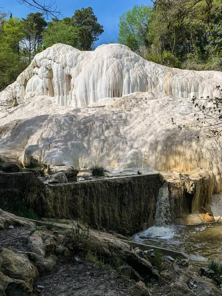 Źródło wody termalnej Bagni San Filippo w dolinie Val d'Orcia, TuS — Zdjęcie stockowe