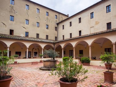 Gothic kemerli ve sütunlar ile dikdörtgen manastır.