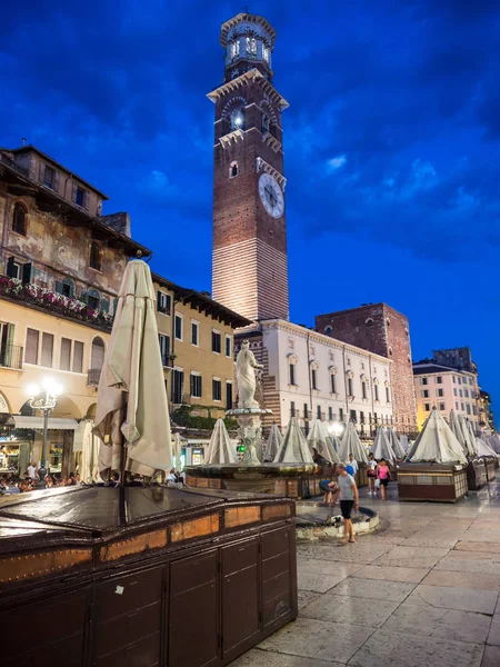 Socha Madony na náměstí piazza delle erbe v noci, verona, dyž — Stock fotografie