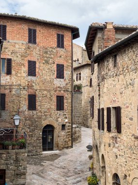 Orta Çağ köyü Pienza 'nın taş evleri, Italya.