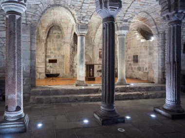 Oyulmuş taş sütunlu bir ortaçağ manastırının mahzeni.