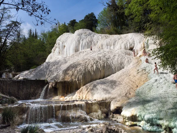 Люди отдыхают на термальных соляных водопадах минерального источника — стоковое фото