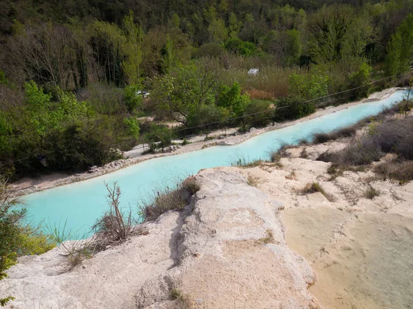 Piscina naturale con acqua termale . — Foto Stock