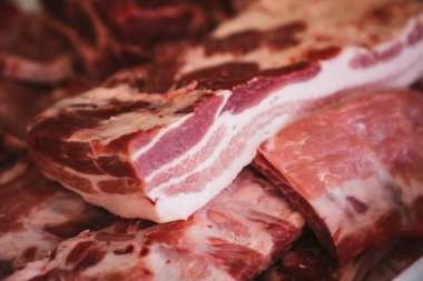 Izgara olmaya hazır çiğ pancetta dilimlerinin kapatılması.