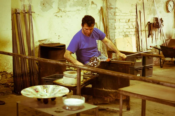 Τεχνίτη του Φυσιτού γυαλιού στην εργασία σε ένα εργαστήριο γυαλί κρύσταλλο στο Mura — Φωτογραφία Αρχείου