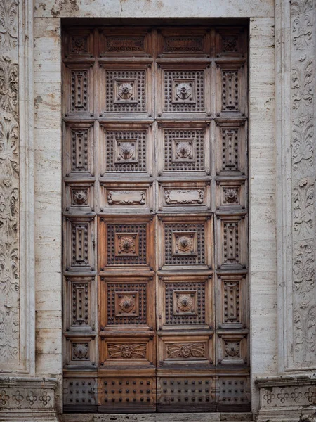 Medieval palace with carved wooden door. — Stock Photo, Image