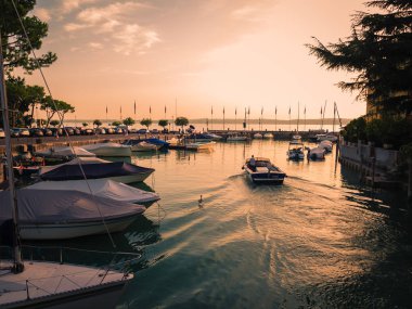 Sirmione 'nin küçük turistik limanında gün batımı, Garda Gölü, Itali