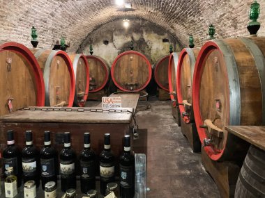 Eski bir yeraltı şarap mahzeninde meşe varil.