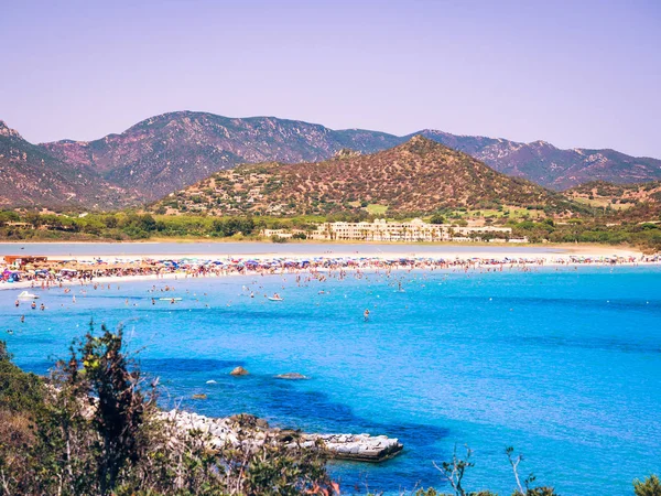 Mer transparente et turquoise à Porto Giunco, Sardaigne, Italie — Photo