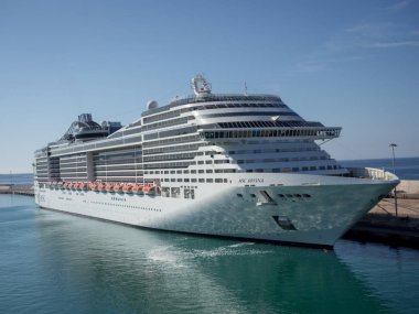 Lüks yolcu gemisi limanına demirledi.