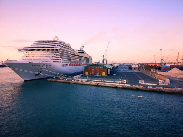 Lüks yolcu gemisi limanına demirledi.