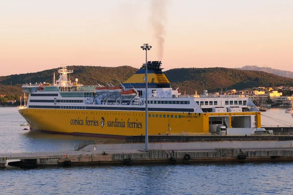Transbordador amarillo que transporta pasajeros y medios de transporte — Foto de Stock