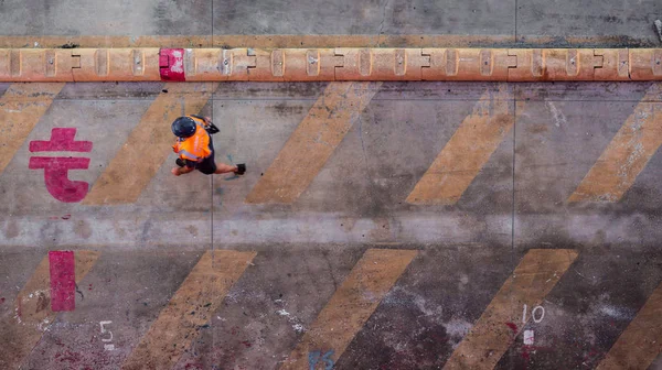 Liegeplatz Mann bei der Arbeit auf dem Dock. — Stockfoto