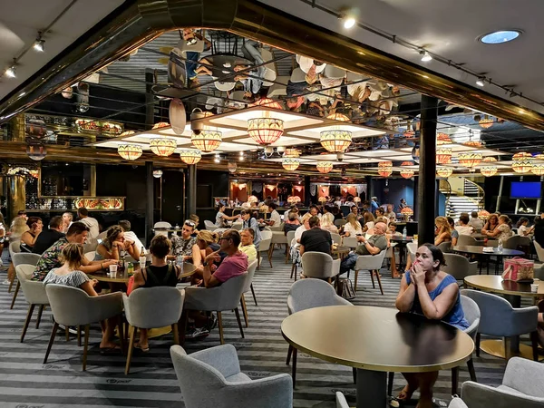 Limana demirledi lüks yolcu gemisinin iç kısmı.