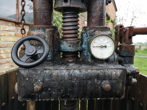 Oude handmatige pers gebruikt om de druiven te persen en wijn te maken. — Stockfoto