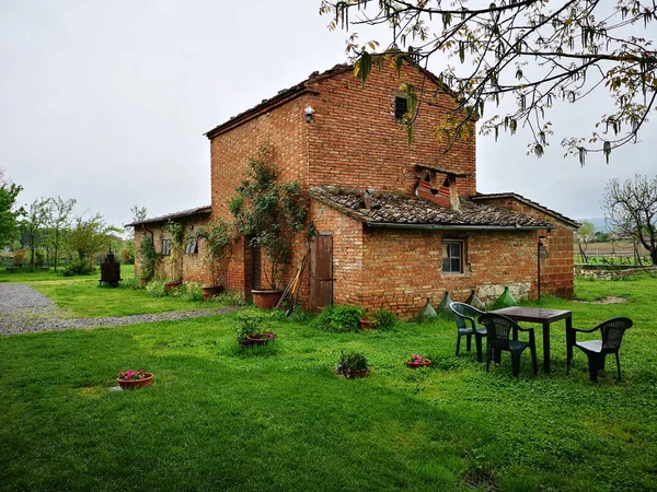 Old red brick cottage in the countryside. — Stock Photo, Image