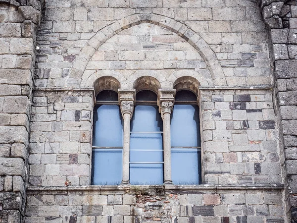 Dreifachfenster der mittelalterlichen Kathedrale. — Stockfoto