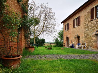 Kırsal eski kırmızı tuğla yazlık.