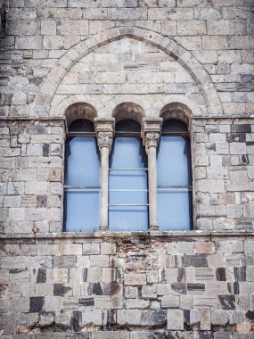 Ortaçağ Katedrali'nin üç mızraklı penceresi.