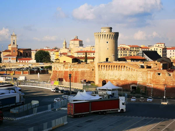 Pohled na přístav Livorno při západu slunce od trajektu — Stock fotografie