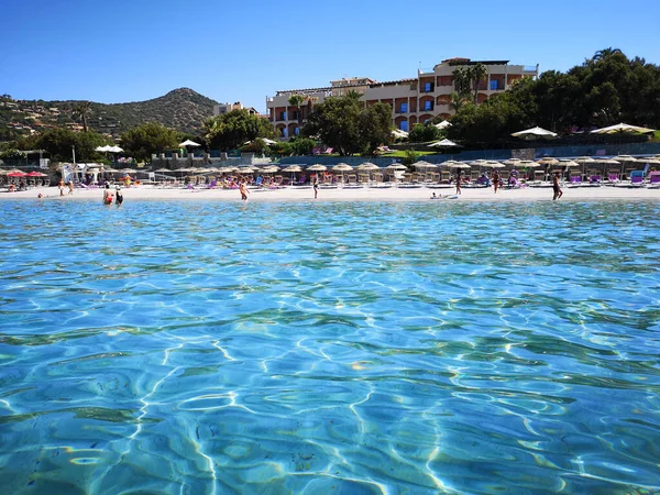 L'eau claire bleue et le sable blanc d'une plage en Sardaigne . — Photo