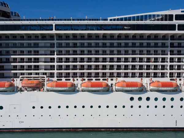 Crucero de lujo atracado en puerto . — Foto de Stock