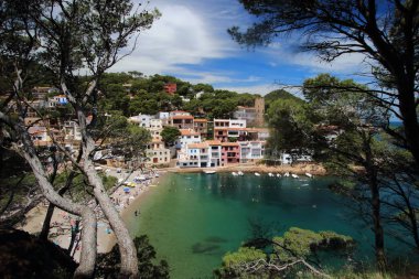 Sa Tuna plaj ve köy manzara görmüş eski sahil yolundan, Costa Brava, Akdeniz, Katalonya, İspanya 