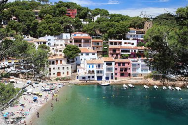 Sa Tuna plaj ve köy manzara görmüş eski sahil yolundan, Costa Brava, Akdeniz, Katalonya, İspanya 