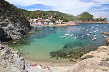 s'eixugador küçük plaj yakınında güzel Köyü ve Plajı sa tuna, Akdeniz, Katalonya, İspanya 