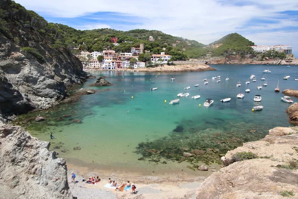 s'eixugador küçük plaj yakınında güzel Köyü ve Plajı sa tuna, Akdeniz, Katalonya, İspanya 