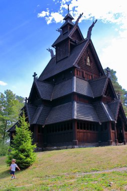 Küçük iki yıl yaşlı çocuk yayınlanıyor ve Gol kilisenin önünde, bir çıta aslında kilise oynarken Gol şehirde inşa, ancak şimdi içinde Norveç Kültürel Tarih Müzesi, Oslo, Norveç'te Bygdoy bulunan