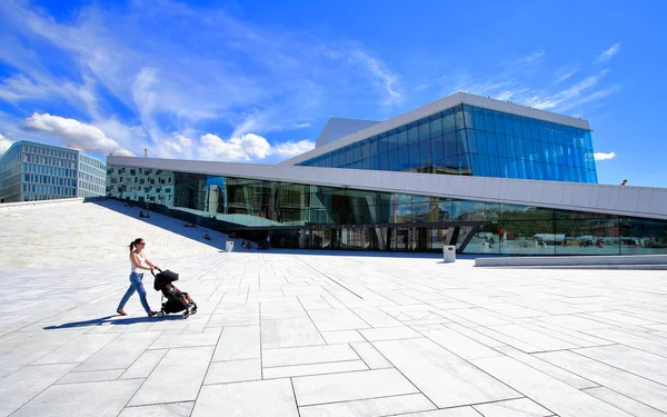 Una Joven Madre Disfrutando Paseo Por Edificio Ópera Oslo Con — Foto de Stock