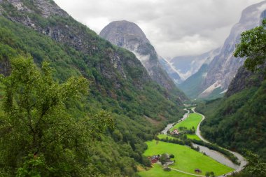 Şaşırtıcı ve güzel görünümü Naeroydalen Vadisi ve tepeler üzerinde Stalheim, Voss, Hordaland, Norveç.