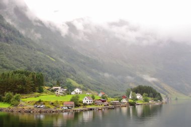 Bakka, Sogn og Aurland Belediyesi küçük bir köyde ana görünümünü Fjordane İlçesi, Norveç. Naeroyfjord 5 kilometre kuzeyinde Gudvangen köy batı kıyısında yer alan.