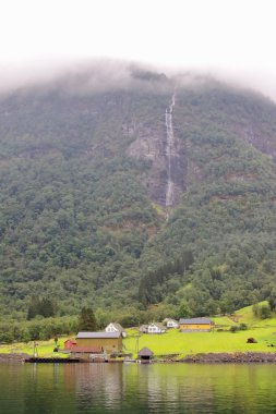 Styvi Köyü ve arka plan üzerinde şelaleler çevreleyen ile onun çiftlik Müzesi ana görünümü. Bu teneke gibi köy Naeroyfjord Gudvangen köyü, Norveç kuzeyinde Batı kıyısında yer alan.