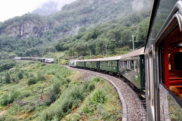 有名なノルウェー Flamsbana 鉄道駅への道を上りと別の つ行く下り坂と交差します この鉄道線路は地球上で最も美しいものの一つであると — ストック写真