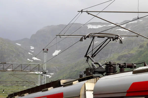 バック グラウンド ノルウェーの雪に覆われたピーク ミュルダール駅で停止ヴォス山電車展望 — ストック写真