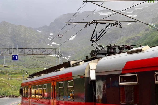 バック グラウンド ノルウェーの雪に覆われたピーク ミュルダール駅で停止ヴォス山電車展望 — ストック写真